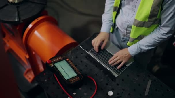 공장에서 일하는 기술자가 노트북을 사용하는 기술자 컨셉트 창고에서 — 비디오
