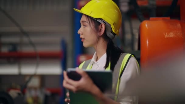 工業倉庫工場で働くタブレットを持つ女性工業技術者労働者 倉庫でロボット機械を点検 修理する技術者 エンジニアリングコンセプト — ストック動画