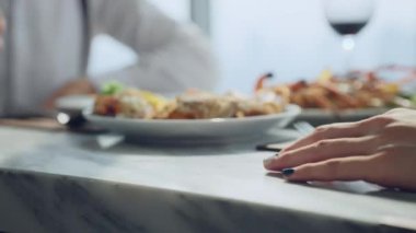 Şehir silueti olan mutlu bir çift, şehir manzaralı lüks bir binada lüks bir akşam yemeği, mutlu yıldönümü yemeği.