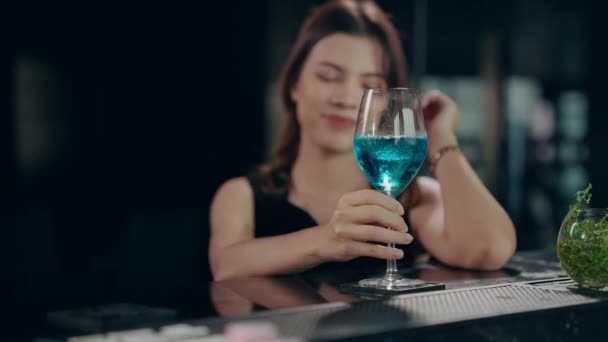 Piękna Kobieta Pijąca Napoje Alkoholowe Restauracji Barze Kilku Kochanków Pijących — Wideo stockowe