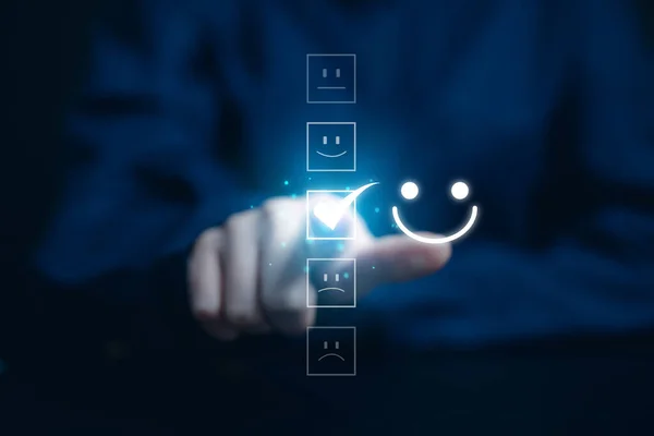 Крупним Планом Клієнт Натискає Смайлик Обличчя Віртуальному Сенсорному Екрані Оцінка — стокове фото