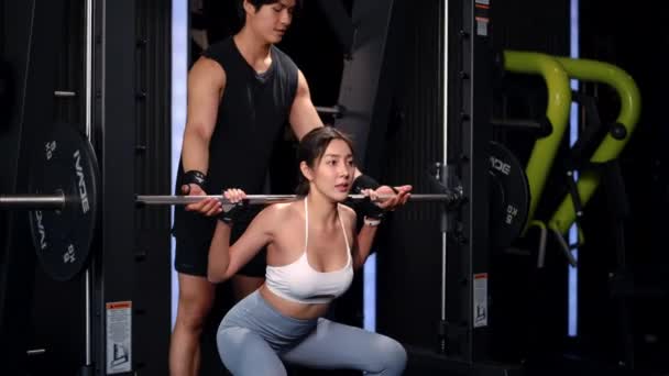 Beberapa Pria Dan Wanita Berolahraga Pusat Olahraga Modern Atlet Muskuler — Stok Video