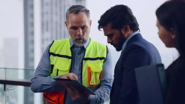 Építőmérnök Művezető Beszél Üzletemberrel Építkezésen Emberek Felhőkarcoló Háttér Magas Építési — Stock videók
