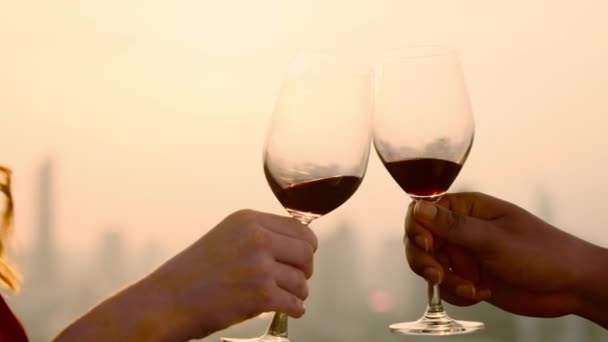 Happy Couple Friends Lovers Holding Wine Glass Drinking Rooftop Restaurant — Vídeo de Stock