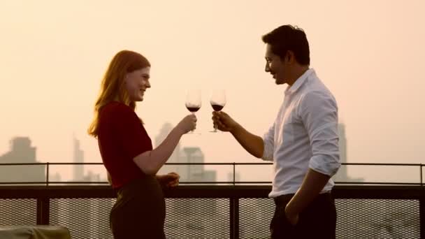 Happy Couple Friends Lovers Holding Wine Glass Drinking Rooftop Restaurant — Vídeo de Stock