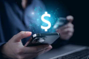 Kredi kartı tutan ve yaratıcı dijital dolar işareti olan dizüstü bilgisayar ve akıllı telefon kullanan insanlar, çevrimiçi kredi kartı alışverişi, çevrimiçi pazar, finans ve teknoloji, E-ticaret, internet bankacılığı