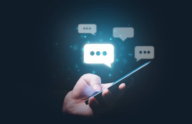 Sohbet simgesi olan akıllı telefon, sohbet sembollü akıllı telefonu tutan eller