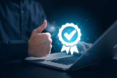 garanti simgesi. Dizüstü bilgisayarlı bir iş adamı garanti ikon teknoloji tarzıyla yumrukluyor