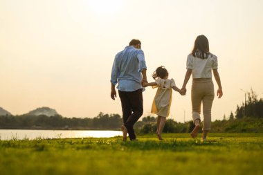 Aile gezisi gezisi, mutlu aile baba ve çocuklar parkta piknik, mutlu yaşam tarzı olan aile. 