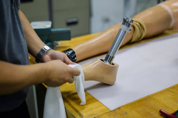 在假肢生产车间组装部分假肢的男工 假肢制造方面的高科技发展工程师 — 图库照片