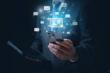 Akıllı telefondan mesaj bildirimi. Ekran cihazındaki teknoloji mesajı. Yüksek kalite fotoğraf