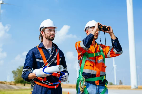 風力タービンファーム分野でチームワークを発揮するプロのエンジニアチーム クリーンエネルギー源の研究開発を行う環境エンジニア タービン産業ファーム — ストック写真