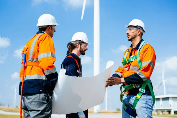 風力タービンファーム分野でチームワークを発揮するプロのエンジニアチーム クリーンエネルギー源の研究開発を行う環境エンジニア タービン産業ファーム — ストック写真