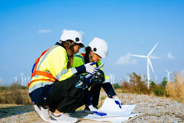 風力タービン分野で安全均一な作業を行う技術者チーム クリーンエネルギー源の研究開発を行う環境技術者チーム グリーンエコパワーエネルギー — ストック写真