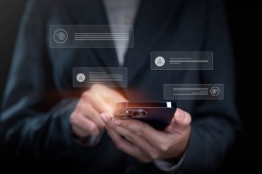 Akıllı Yapay Zeka, Yapay Zeka Yapay Zeka, Teknolojili İnsanlar, Yaşamdaki Robot ve Yapay Zeka ile Küresel İnternet bağlantısı olan bilgisayar üzerinde sohbet robotu kullanan iş adamı.