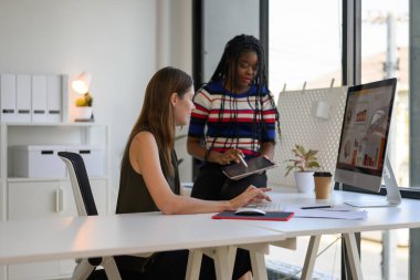 Pazarlama muhasebe ekibi toplantısı ve yeni başlangıç projesi, tartışma ve analiz veri tabloları ve grafikleri, iş finansmanı ve muhasebe ile şirket, iş ekibi ile birlikte çalışmak