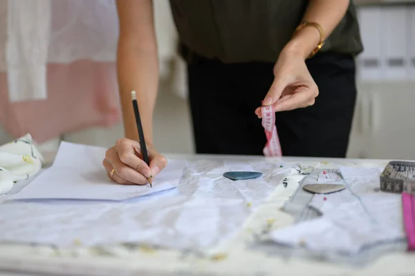 Bela Costureira Mulher Trabalhando Oficina Feminino Alfaiate Designer Moda Verificando — Fotografia de Stock