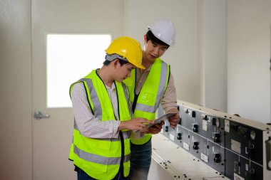 Güneş pili çiftliğindeki güneş panellerini kontrol eden ve koruyan bakım mühendisleri, ekolojik güneş çiftliğinde çalışan teknisyenler, temiz enerji teknolojisi olan insanlar, güneş enerjisi santrali