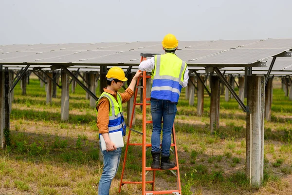 Інженери Технічного Обслуговування Які Перевіряють Підтримують Сонячні Панелі Фермі Сонячних — стокове фото