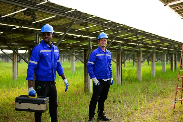 Команда Інженерів Технічного Обслуговування Перевіряє Встановлює Сонячні Панелі Фермі Сонячних — стокове фото