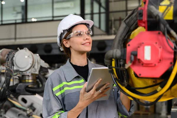 Underhållsingenjör Som Arbetar Med Automatisering Robotmaskiner Fabriken Kvinnlig Tekniker Med — Stockfoto