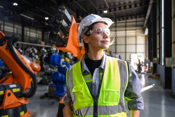 Karbantartó Mérnök Dolgozó Robotgép Automatizálás Gyárban Női Technikus Intelligens Technológiával — Stock Fotó