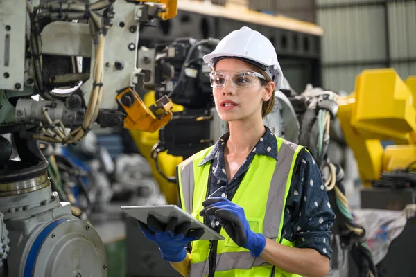 Magabiztos Női Üzlettulajdonos Mérnök Aki Irányítja Ellenőrzi Munkát Ipari Gyárban — Stock Fotó