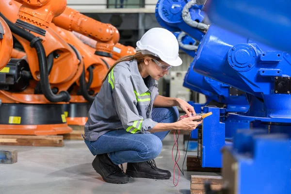 Karbantartó Mérnök Dolgozó Robotgép Automatizálás Gyárban Női Technikus Intelligens Technológiával — Stock Fotó