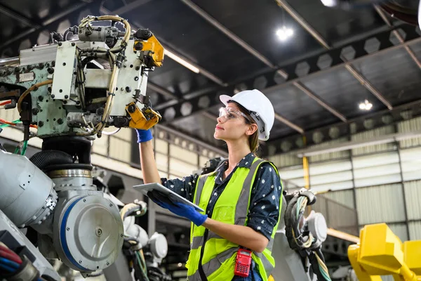 Självsäker Kvinnlig Företagare Ingenjör Hantera Och Kontrollera Arbete Industriell Fabrik — Stockfoto