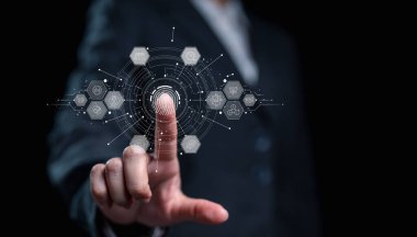 Biyometrik tanımlama ile güvenlik erişimi için parmak izi taraması, güvenlik teknolojisi ile yaşam, kişisel finansal verilere erişmek için parmak izi tanımlaması, güvenlik yeniliği