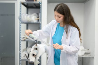 Prizi pürüzsüz hale getirmek için protez cihaz yapan teknisyen protez üretiminde yüksek teknoloji mühendisi engelliler için yeni yapay uzuv üretimi.