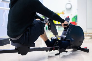 Fiziksel engelli hasta içeride egzersiz yapıyor, protez sağlık merkezinde yüksek teknolojili insanlar, engelliler için yeni yapay uzuv üretimi