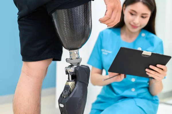 Γυναίκα Φυσιοθεραπεύτρια Προσαρμογή Προσθετικής Πόδι Του Ασθενούς Στο Νοσοκομείο Ασθενής — Φωτογραφία Αρχείου