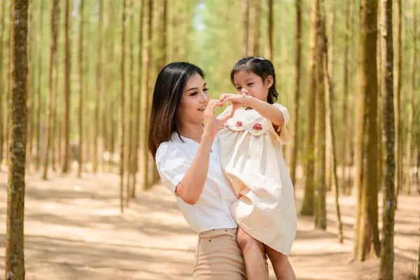 Mama Ținându Fiica Făcând Inima Mâini Împreună Parc Weekend Familia — Fotografie, imagine de stoc