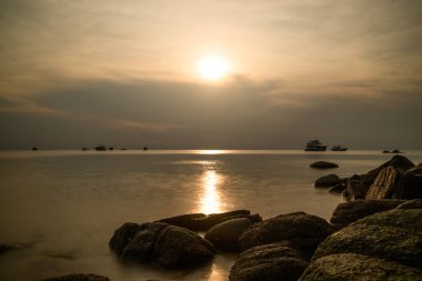 Tayland 'da güzel panoramik günbatımı tropikal plajı, harika ünlü manzara, Tropikal gün batımı plajı, ünlü turistik yerler, popüler turistik yerler, yaz seyahatleri.