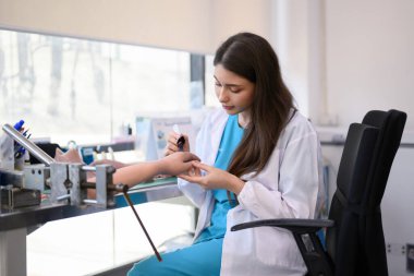 Prizi pürüzsüz hale getirmek için protez cihaz yapan teknisyen protez üretiminde yüksek teknoloji mühendisi engelliler için yeni yapay uzuv üretimi.