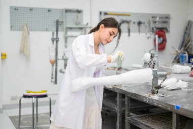 Protez üretim fabrikasında protez teknisyen alçı kalıbı, protez üretiminde yüksek teknoloji, engelliler için yeni yapay uzuv üretimi.