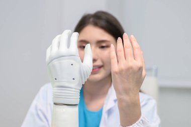 Profesyonel teknisyen protez imalatında robot biyonik kolu test ediyor, teknisyen yapay protez eli kontrol ediyor ve kontrol ediyor, protez imalatında teknoloji