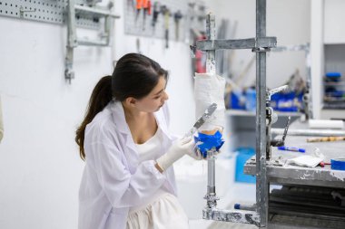 Protez üretim fabrikasında protez teknisyen alçı kalıbı, protez üretiminde yüksek teknoloji, engelliler için yeni yapay uzuv üretimi.