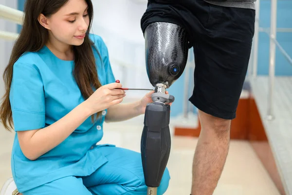 Γυναίκα Φυσιοθεραπεύτρια Προσαρμογή Προσθετικής Πόδι Του Ασθενούς Στο Νοσοκομείο Ασθενής — Φωτογραφία Αρχείου
