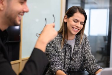 İşletme ekibi toplantısı ve ofiste beyin fırtınası, sunum sırasında mutlu bir grup iş adamı, birlikte çalışma ofisinde iş projesini tartışan çalışanlar ve harika bir karar vermek.
