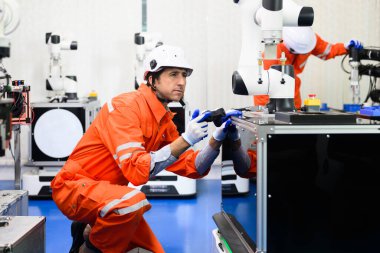 Endüstriyel santralde programlama ayarlama, profesyonel teknisyen fabrikada otomatik robot makine parçaları kontrol ve onarım için makine üzerinde çalışma ve çözüm sorunları