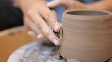 Profesyonel çömlekçi atölyede çömlek çemberinde sürahi yapıyor, geleneksel el işi, yaratıcılık ve çömlek sanatı, ıslak kil dekorasyonu ve sürahi ile çalışan zanaatkar.