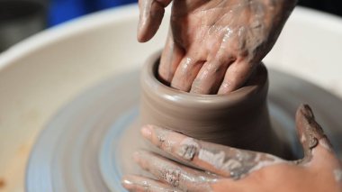 Profesyonel çömlekçi atölyede çömlek çemberinde sürahi yapıyor, geleneksel el işi, yaratıcılık ve çömlek sanatı, ıslak kil dekorasyonu ve sürahi ile çalışan zanaatkar.