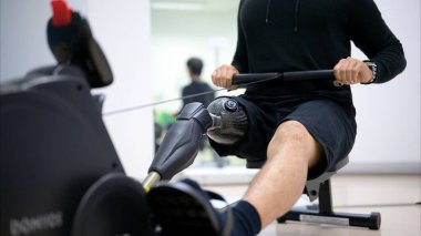 Fiziksel engelli sporcu içeride egzersiz yapıyor protez sağlık merkezinde yüksek teknolojili insanlar engelliler için yeni yapay uzuv üretimi