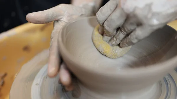 车间制陶轮圈上的专业手工艺者制陶壶 传统工艺 陶瓷创作与艺术 湿粘土装饰工艺及成型壶 — 图库照片