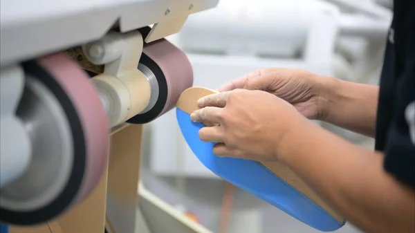 假肢制造厂插座用假肢技师雕塑机铸 假肢制造高技术 残疾人假肢新生产 — 图库照片