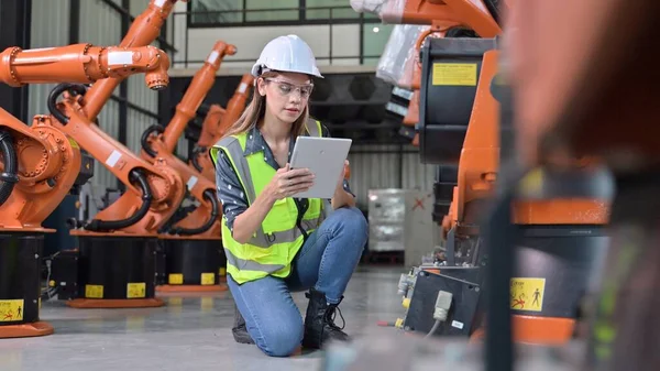 Självsäker Kvinnlig Företagare Ingenjör Hantera Och Kontrollera Arbete Industriell Fabrik — Stockfoto