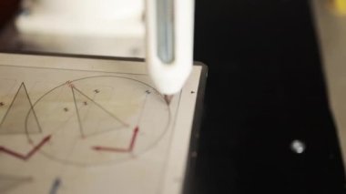 Endüstriyel fabrikada makine robotik silahlarıyla çalışan profesyonel mühendisler, makine ve bakım robotlarının güvenliğini kontrol eden teknisyenler, makineleri kontrol eden ve kontrol eden mühendisler,