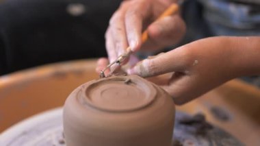 Profesyonel çömlekçi atölyede çömlek çemberinde sürahi yapıyor, geleneksel el işi, yaratıcılık ve çömlek sanatı, ıslak kil dekorasyonu ve sürahi ile çalışan zanaatkar.